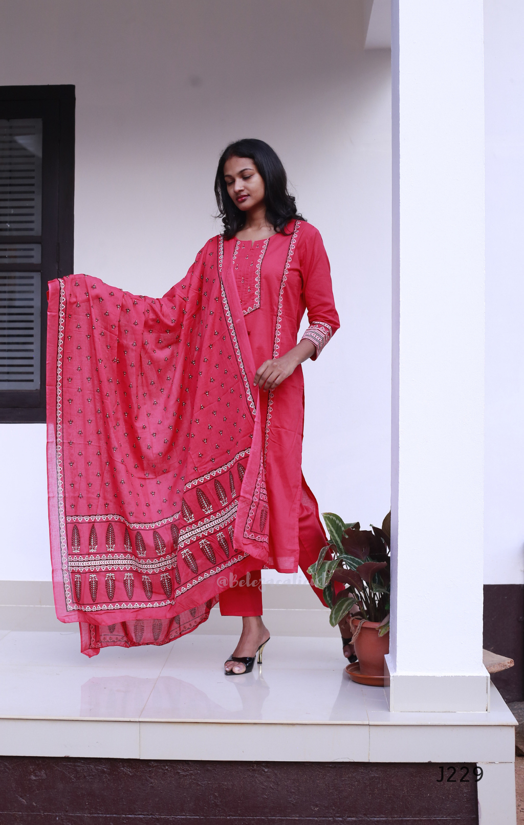 Coral pink cotton churidar set with printed dupatta border, straight-cut cotton kurti set for women, available at Beleza Calicut Kerala.