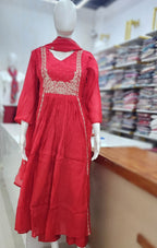 P468_FestiveRedMulChanderiEmbroideredKurtaSet_4