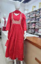 P468_FestiveRedMulChanderiEmbroideredKurtaSet_5