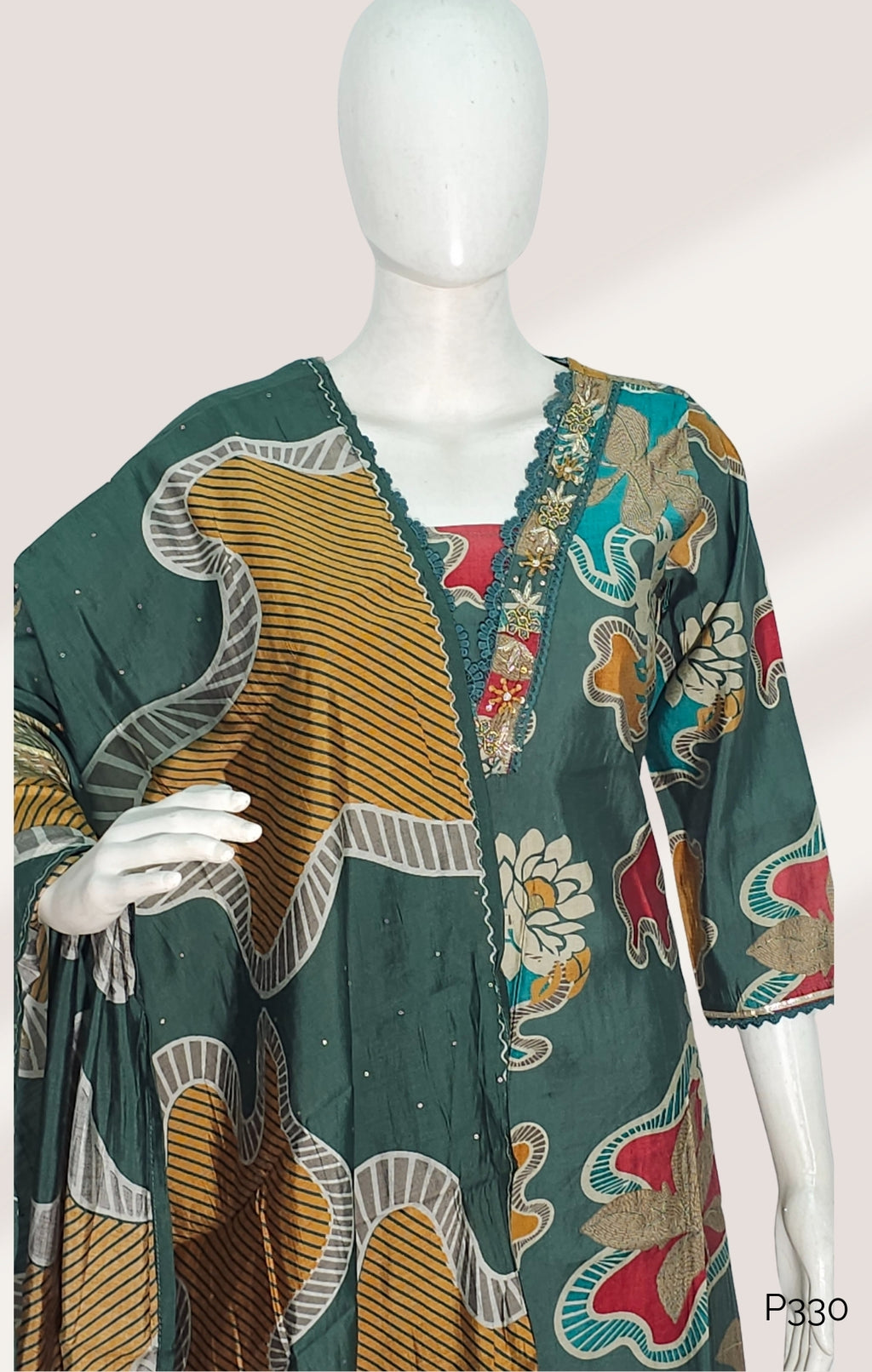 Green silk blend Printed Kurta Set with Embroidered Neckline