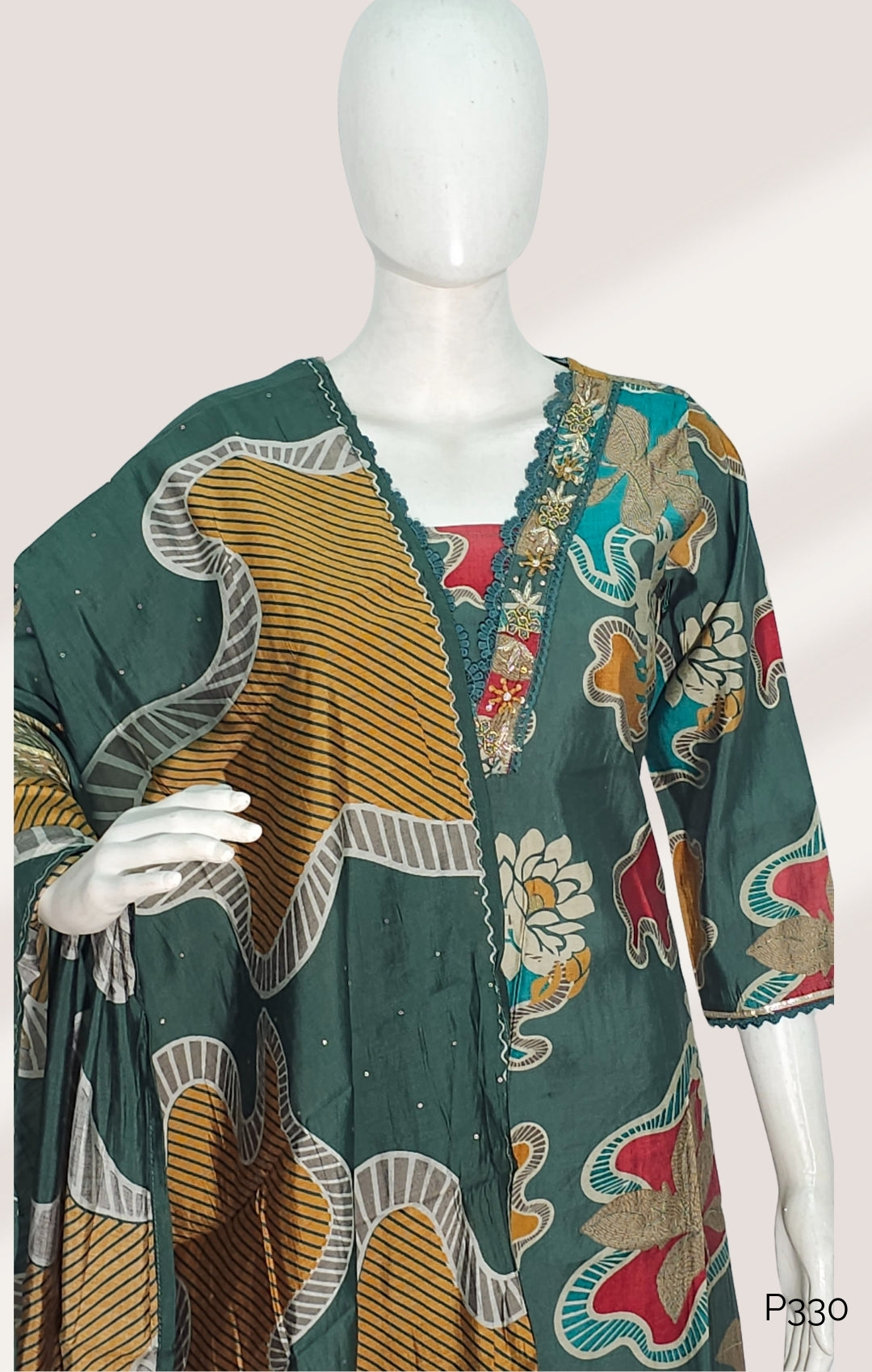 Green silk blend Printed Kurta Set with Embroidered Neckline