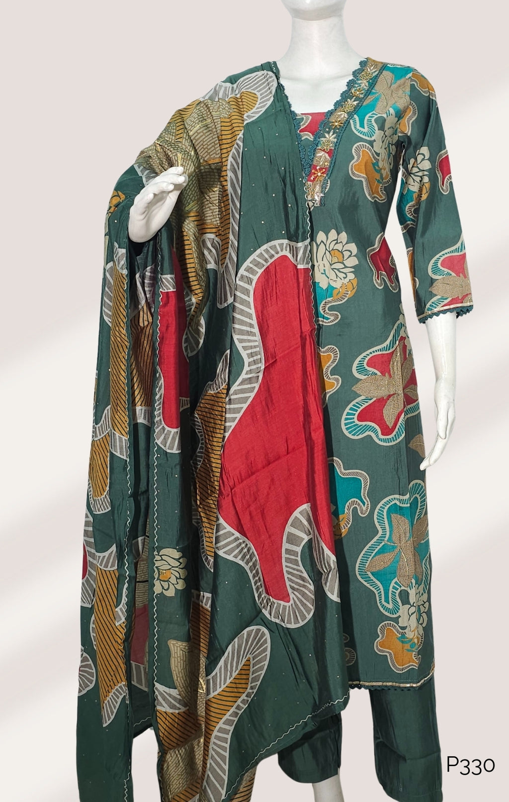Green silk blend Printed Kurta Set with Embroidered Neckline