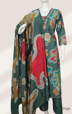 Green silk blend Printed Kurta Set with Embroidered Neckline