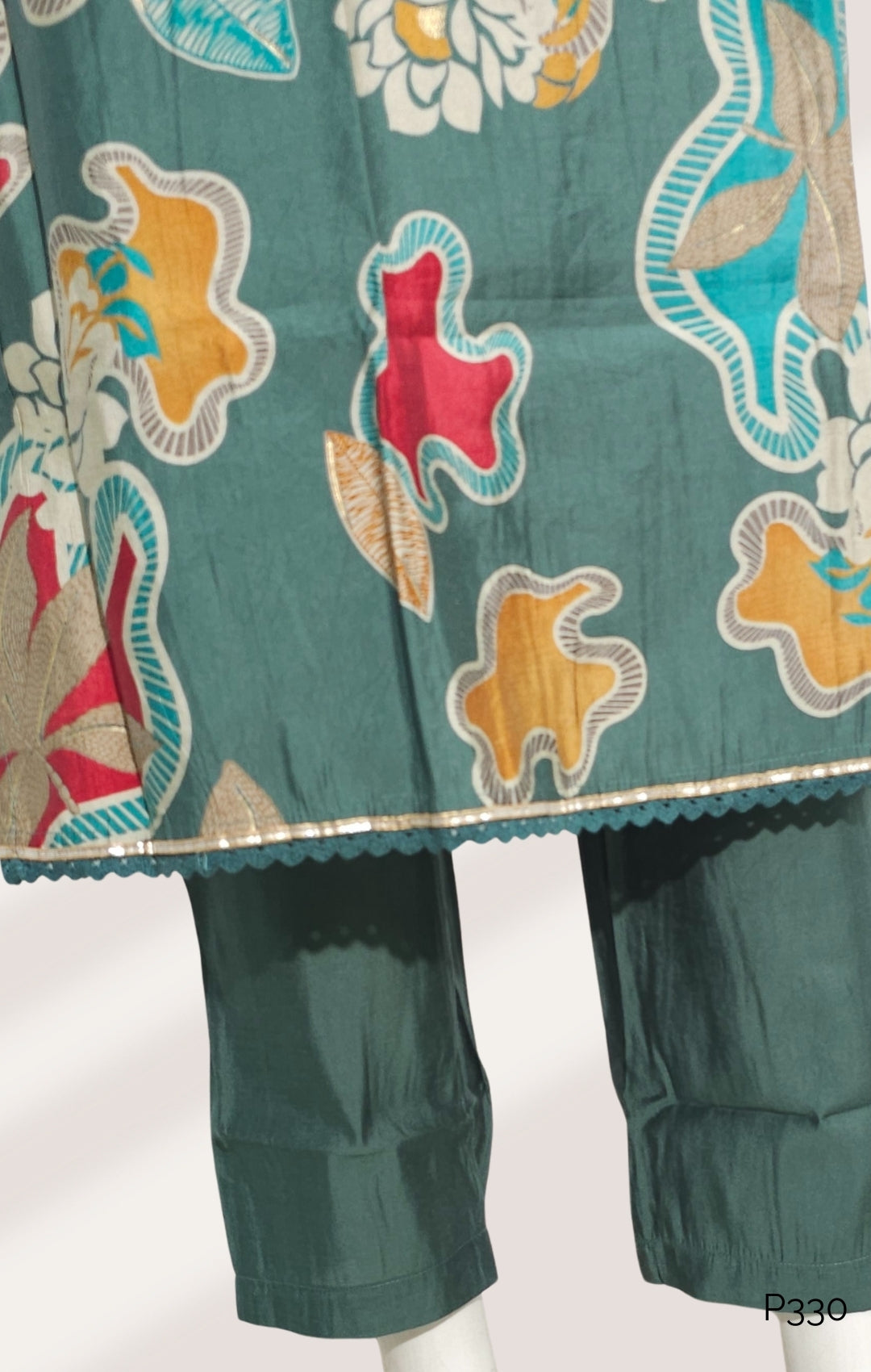 Green silk blend Printed Kurta Set with Embroidered Neckline